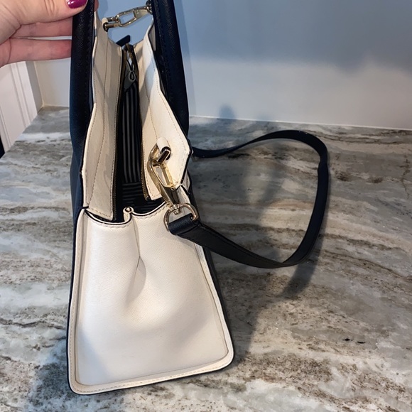 Kate Spade Tote with shoulder strap - Picture 5 of 9